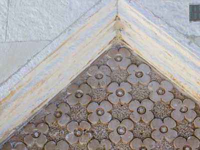 I pellegrini di passaggio, che nei secoli hanno lasciato qui tracce evidenti della loro sosta. Il primo che scorgiamo si trova fra i petali dei fiori in rilievo, all'interno dei rombi suddetti. Si tratta di una data: 1744